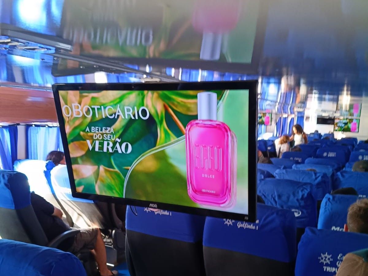 Tela exibindo anúncio do perfume Egeo Dolce, da campanha Verão Amazônico de O Boticário, dentro do Expresso Golfinho