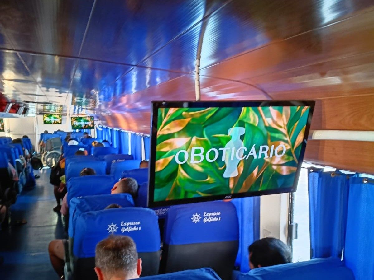 Tela exibindo a marca O Boticário durante a campanha Verão Amazônico, dentro do Expresso Golfinho